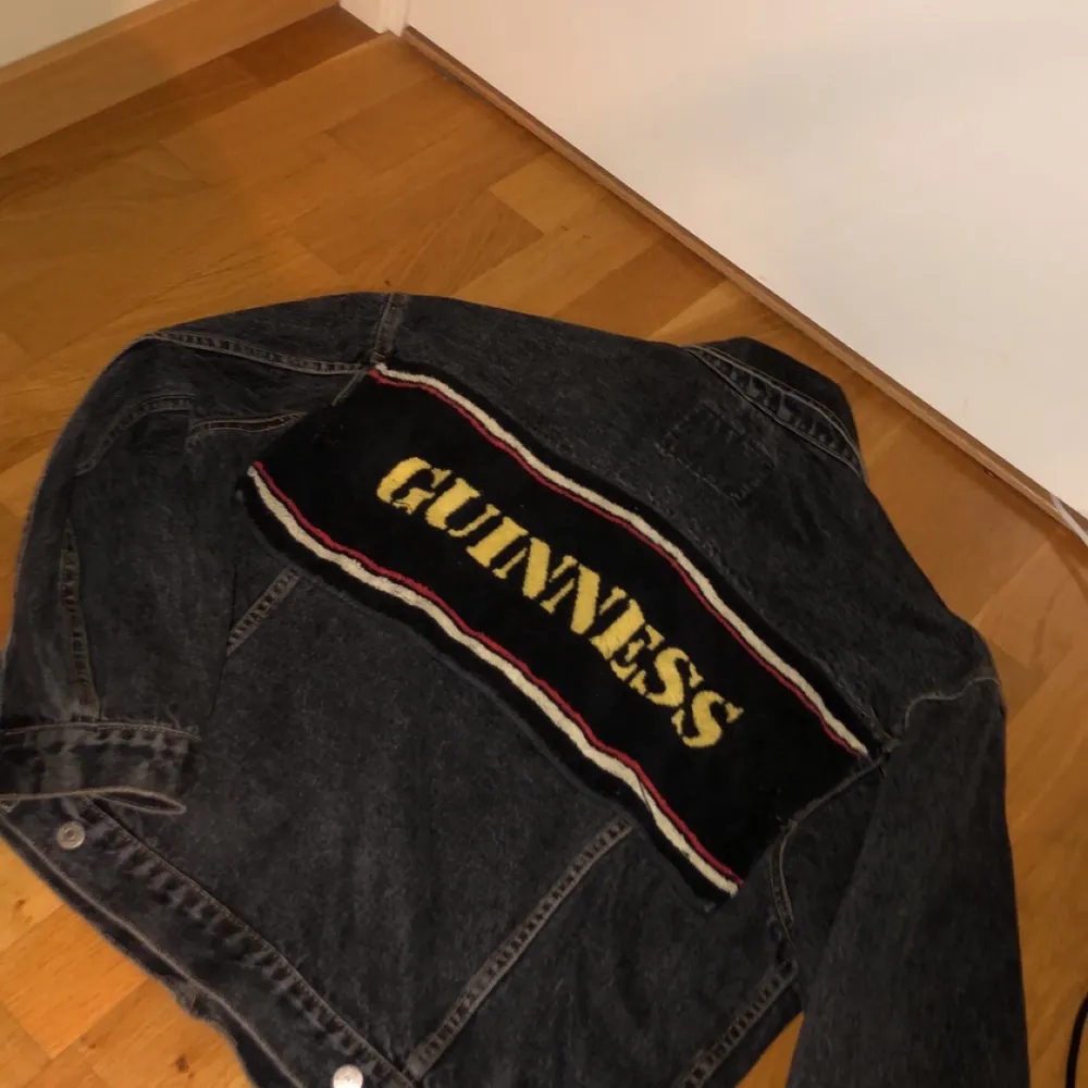 Vintage jeansjacka med guinness design på ryggen, designen är i ett handduksliknande material. Jackan är i 9/10 skick, inga fel.. Jackor.