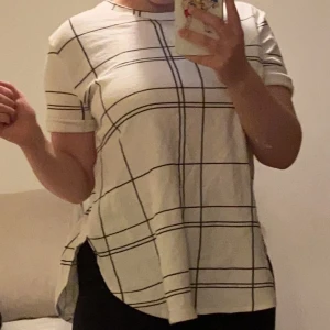 Oversized tröja från Zara - Jättebra skick och coolt mönster. Storlek L men ska vara oversized