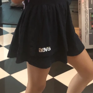 Svea kjol  - Säljer denna fina kjol från Svea, använd få gånger, frakten är gratis som på alla av mina kläder🤍