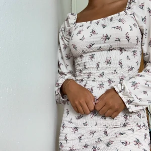 Blommig klänning - Klänning från Gina tricot. Bra skick och bra material. Frakt tillkommer.❤️❤️