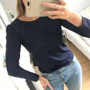 Plisserad topp - Marinblå plisserad tröja 