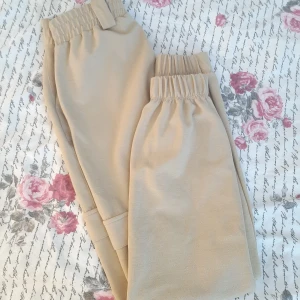 Beiga Cargo pants stlk s - Säljer eftersom jag tycker dom är lite små på mig. Bra skick. Skicka ett meddelande så bestämmer vi ett pris 💕