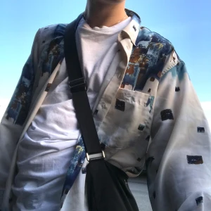 Abstrakt skjorta - Säljer denna abstrakta silkes skjortan. Superfin! 👻