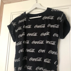 Coca-Cola T-Shirt  - T-Shirt med Coca-Cola tryck strl M. Mycket fint skick.  Möts upp eller fraktar 46kr
