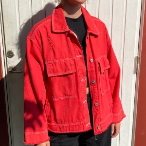 Jeansjacka från Bershka, strl M - Röd jeansjacka från Bershka med slitningar, strl M. Knappt använd, mycket bekväm att bära. Snygg som oversize! Köparen står för frakt🌟