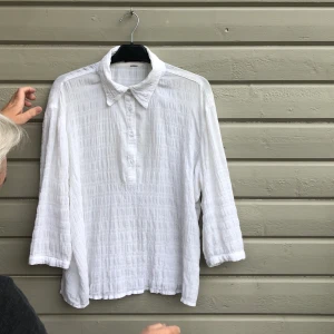  Fin vit blus/piké - Super duper fin vit blus med piké krage 🌻 säljes då jag inte använder den och vill att nån annan kan bära vidare den! Köpt i början av 2000-talet och finns inte i sortimentet. Vackra detaljer 👚🧶 Passar XS till M. Ledande bud 130 kronor + frakt 🚚 👍
