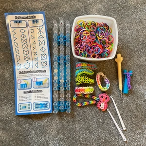 Populära rainbow loom set - Säljer det populära RAINBOW LOOM setet. Man jobbar med gummisnoddar och kan göra allt från figurer till smycken. Säljer då de inte längre kommer till användning. Instruktioner + snoddar + orginalkrok + bas + 2 x resekrokar. Liten fraktkostnad tillkommer❤️