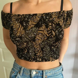 Svart off-shoulder tröja med mönster - Fin topp med bladdetaljer från superdry i strl M. Enbart använd enstaka gång då den är något stor :)