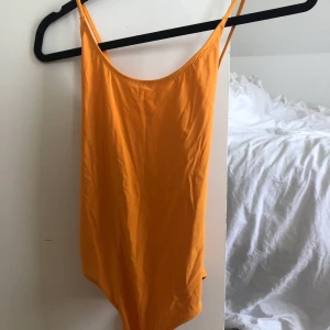 H&M baddräkt  - Superfin baddräkt från hm som endast är testad. Kommer tyvärr inte till användning, självfallet tvättad som allt annat jag säljer. mycket justerbar i storlek tack vare banden i ryggen! Högre skuren och Cheeky modell