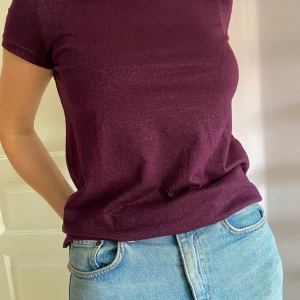 Lila t-shirt - Lila t-shirt från Jacqueline de yong med skimmer i strl x-small. Bra skick och passar  även s 🤍