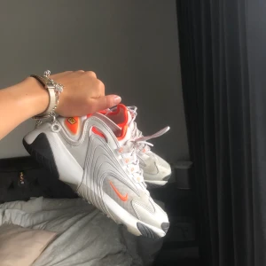 Nike air max zoom - Nypris: 990kr Vita sneakers med oranga detaljer, ganska rena förutom en liten fläck i fram (sista bilden) därav det billiga priset!! Stl 36,5 men passar 37