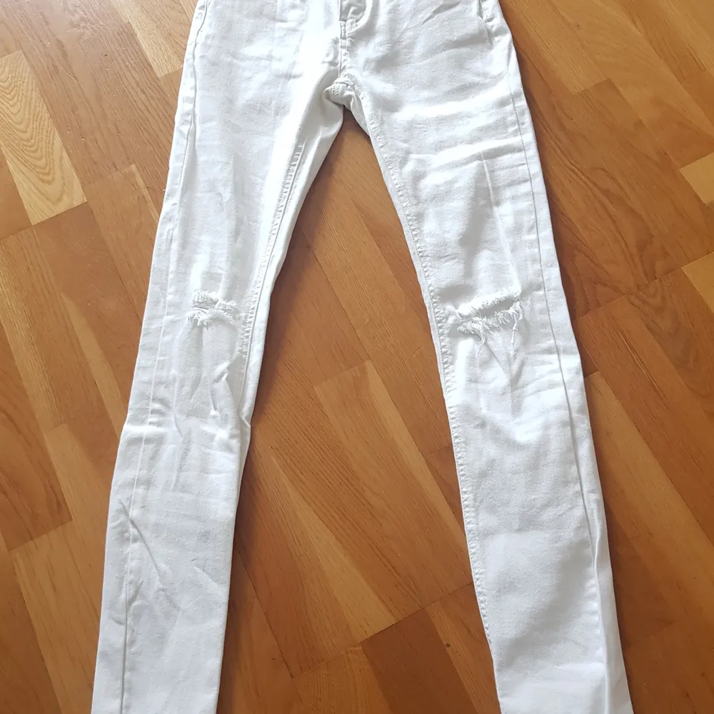 Vita monday stretchjeans med hål på knäna stl S, använda 1 gång 200 kr, köparen står för frakten . Jeans & Byxor.