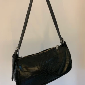 Amelie bag/ baguetteväska  - Baguettväska från Gina Tricot, slutsålt överallt. Kan mötas upp i eskilstuna eller Köparen står för frakten. Väskan är som ny, om fler är intresserade bud!  Just nu ligger budet på 260kr 