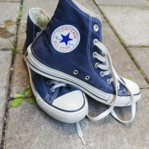 Blå coverse strl 38 - Fett fräscha converse I strl 38. Jag kan mötas upp men skickar helst frakt 88kr