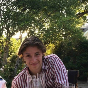  - Riktigt snygg och somrig skjorta från Tommy Hilfiger. Passar till både tjej och kille. Storleken är M men funkar säkert bra så S!