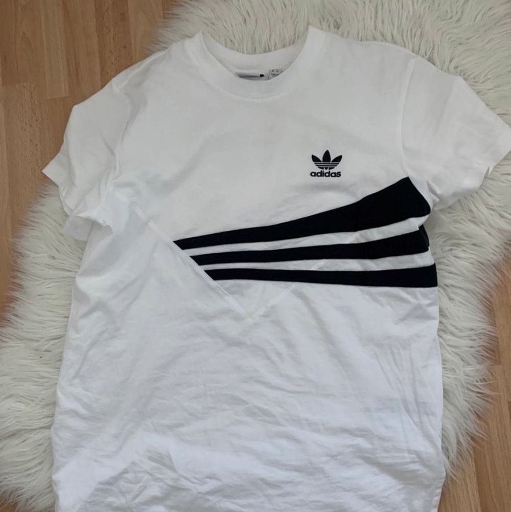 đŽ fler varor finns pĂ„ Tise đŽ heter @yaasemine dĂ€râ€ïž Adidas T-shirt anvĂ€nd endast en gĂ„ng. Med slits pĂ„ sidorna. Storlek 36 men kan Ă€ven passa större eller mindre beroende pĂ„ hur man vill att den sitter. Jag Ă€r en 34-36. . T-shirts.