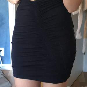 En svart tajt kjol från Gina Tricot. I storlek XS men passar mig som vanligtvis är S. Den är ganska stretchig så den passar XS-M. Använd endast en gång så är därför i nyskick. Man kan enkelt vika upp den om man vill ha den kortare. Frakt ingår inte. 