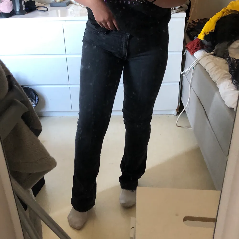 Mörkgråa/svarta jeans från lee, har ärvt dom så vet ej om dom är urtvättade elelr gråa från början, de är i ganska bra skick inga hål och lågmidjade, jag på bilden är 157 cm lång, nypris ca 900-1000kr💛 köpare står för frakt . Jeans & Byxor.