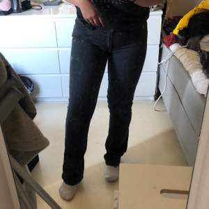 Mörkgråa/svarta jeans från lee, har ärvt dom så vet ej om dom är urtvättade elelr gråa från början, de är i ganska bra skick inga hål och lågmidjade, jag på bilden är 157 cm lång, nypris ca 900-1000kr💛 köpare står för frakt 