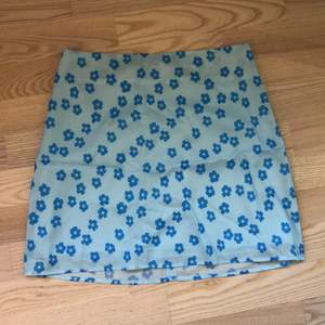 Super fin blå blommig kjol ❤️ Aldrig använd utan har endast testat den men säljer den då den inte satt bra i storleken💕