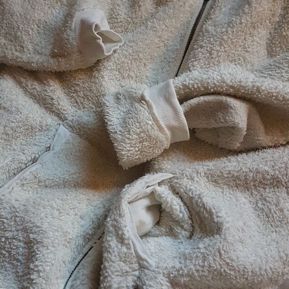 Denna vita fluffiga myströja från GinaTricot säljes då den inte blivit använd på flera år. Fluffet är överallt, både inuti och utanpå samt i fickorna mot kroppen, och är fortfarande i fint skick. Väldigt värmande och mysig under höst/vinter. Passar S/M!. Tröjor & Koftor.
