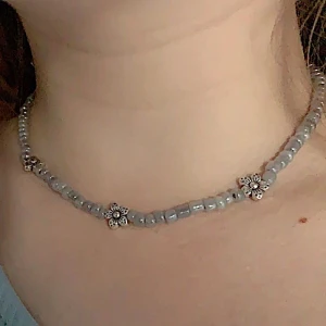 Halsband - Gör egna halsband och eventuella armband om det skulle önskas!🥰 Säljer halsbanden för 50kr + frakt. Om ni har önskemål på andra kombinationer så är det bara att skriva så fixar jag det!  Finns även massa andra färger på pärlorna!😁💞