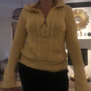 DKNW tröja zip up - Gul jätte fin vintage Zip up feån DKNW. Köpt i USA och knappt använd, säljer för 70 kr och köpare står för frakt . 