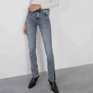  - Säljer dessa fina gråa jeans ifrån ZARA med slits. Storleken 34 men passar även 36. 200 + frakt💞💞💞💞