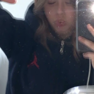 Jordan Hoodie - *INTRESSEKOLL* på min Jordan ziphoodie, säljer endast vid bra bud, skriv till mig för fler bilder , *startbud 200kr* buda i kommentarerna!! 💞