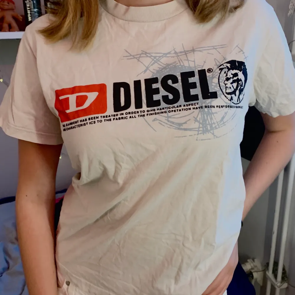Gräddvit Diesel t-shirt i storlek S, lägg bud i kommentarerna :) frakt tillkommer på 44kr.. T-shirts.