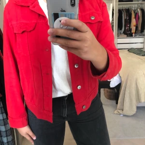 Oversized röd jeansjacka - Denna röda jeansjacka är too die for, älskar den fina färgen och den coola modellen. Den har bra fickor och fina detaljer😍
