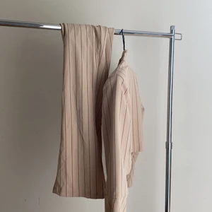 Kavaj sett - oanvänt!! - Säljer ett oanvänd kavajswtt från boohoo! Topp och byxa! 