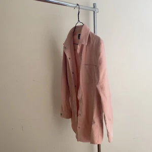 Rosa Manchester skjorta  - En rosa Manchester skjorta endast använt fåtal gånger. super snygg till ex vita wide leg jeans!! Lite over SiZed i storleken