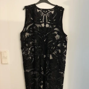 Secondhand klänning/cardigan 🌞 - Secondhand plagg köpt utomlands🌻 Kan användas på olika sätt. Kolla på tredje bilden för att se hur jag använt den ➡️  75kr plus 63kr frakt