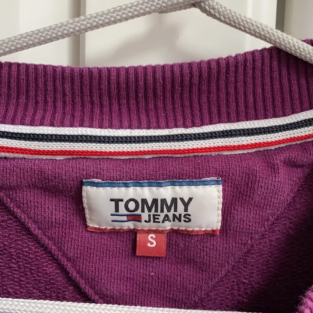 Sweatshirt från Tommy Hilfiger, fint skick. Buda från 100kr, köpare står för frakt💕✨ . Tröjor & Koftor.