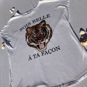 Amisu T-shirt i storlek M - Det här är en väldigt skön tröja med ett väldigt snyggt tryck. Tröjan har normal passform med lite kortare ärmar. Säljer den för att jag inte använder den så mycket längre.