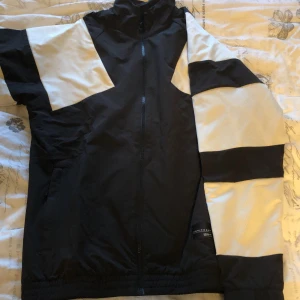 Adidas jacka - Tjena säljer nu en Addidas jacka som jag knappt har använt och inte rört den på några år nu, den är i väldigt bra skick. Några frågor ba skriv🤓😁👽