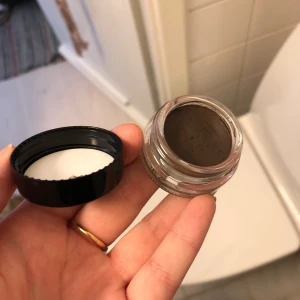 Anastasia dipbrow dark brown  - Köpte denna i färgen dark brown men insåg att färgen inte passar mig alls så den är helt ny, öppnat för två veckor sedan. Bjuder på frakt!