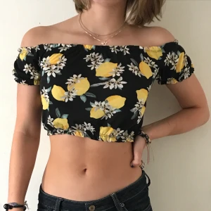 Off shoulder tröja - En snygg off shoulder med citroner och blommor!