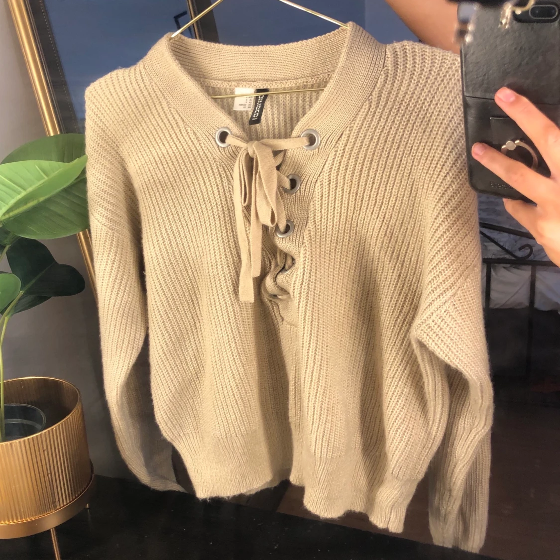 BEIGE STICKAD TRÖJA