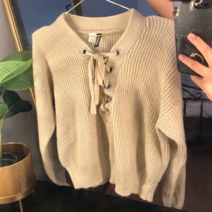 BEIGE STICKAD TRÖJA  - En beige stickad tröja med fin snörning💖                    Köpare står för frakt📦