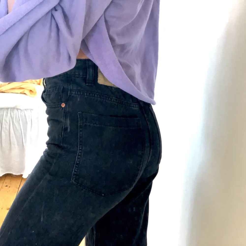 Svarta raka jeans från H&M. Sparsamt använda. Nyrpis närmare 400kr. Storlek 36. 100% bomull. Jag är 173cm lång. Jag står för frakten. PM vid frågor eller funderingar!. Jeans & Byxor.