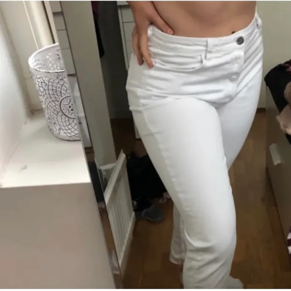 Säljer dessa jättefina vita mom jeans från Bik Bok. Verkligen sköna och har sån fin passform. Säljer på grund av att dem inte kommit till användning. Storlek M men passar XS-L. Beroende på hur du vill att dem ska sitta.🤍🤍priset är exklusive frakt!!. Jeans & Byxor.