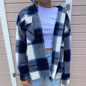 Rutig jacka - Säljer denna jätte snygga och populära rutiga jacka från Zara som inte längre går att köpa! Pris kan diskuteras och kan både mötas upp i Stockholm eller frakta, (köparen står för frakten)💕