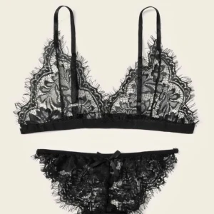 Underklädesset  - Helt nytt set spetsunderkläder. Trosorna är i en bredare modell på den undre delen🖤🖤