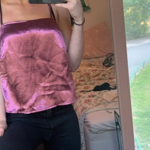 Topp - Topp från NA-KD. Använt den en gång vilket var under nyår, så i väldigt bra skick.