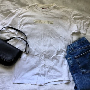 Vintage t shirt - Vintage t shirt med ett coolt tryck på bröstet, den är vit men har några gula fläckar här och där. Går dock att bleka bort om man har tid och lust. Lite små hål där fram också som går att sy ihop.