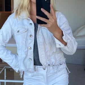 Vit jeansjacka  - Vit jeansjacka med slitningar💖💖Köparen står för frakten✨
