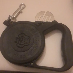 Hundkoppel - Ett nytt oanvänt hundkoppel som passar små hundar, smalt band 3 meter långt. Säljs pga köpte fel till hunden så det passar inte alls till henne.