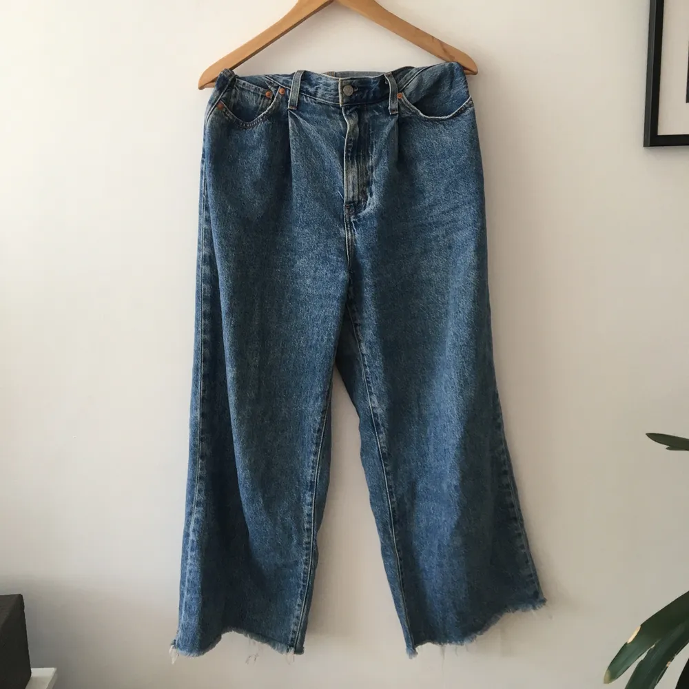 Levis jeans i model ”ribcage pleated crop”, hög midja med vida byxben ⭐️ W: 28 L: 27 pris: 250kr . Jeans & Byxor.